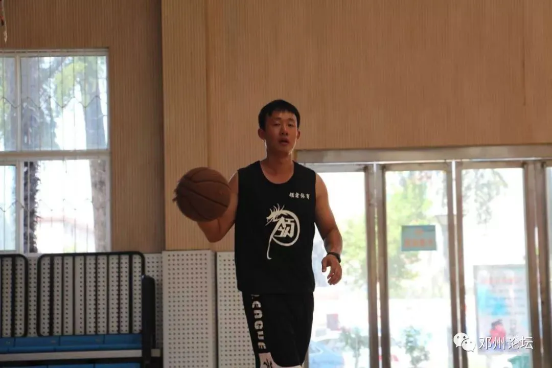 老年人如何安全地进行篮球接球训练?_0